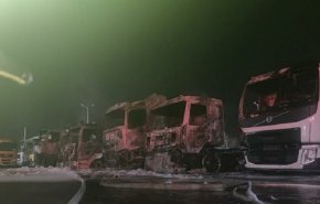 شاهد..حريق هائل يلتهم شاحنات بمدينة حيفا