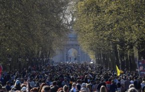 بريطانيا.. محتجون على العزل العام يكسرون القيود بمسيرة وسط لندن