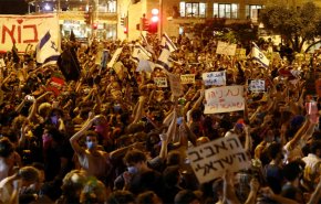 شاهد: استمرار المظاهرات امام منزل نتنياهو وطلب محاكمته