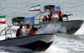 صحيفة: قوارب الحرس الثوري الإيراني تضايق سفينتين أمريكيتين
