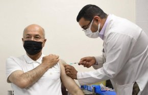 الرئيس العراقي يتلقى اللقاح المضاد لفيروس كورونا