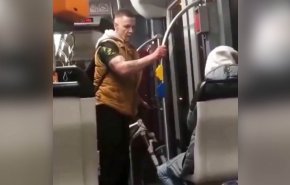 شاهد.. اعتداء وحشي على فتى سوري داخل قطار في ألمانيا