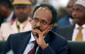 شاهد .. الرئيس الصومالي يرضخ للضغوط ويتخلى عن تمديد ولايته