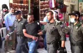 شاهد..قوات الاحتلال تعتدي على المحتفلين بسبت النور في القدس