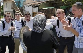 شاهد.. المواجهات تشتد في حي الشيخ جراح في القدس 