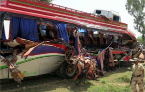 مصرع وإصابة 45 شخصا جراء انقلاب حافلة في باكستان