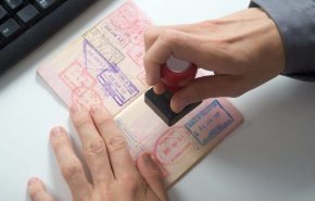 تحقيق: يحدث في الإمارات.. تأشيرة سفر تقود للسجن