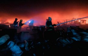 وقوع آتش‌سوزی بزرگ در مرکز بغداد/ اعزام ۳۰ تیم اطفای حریق برای مهار آتش
