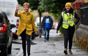 زعيمة الحزب الوطني الاسكتلندي تتعرض لمواجهة بسبب المهاجرين خلال حملتها الانتخابية