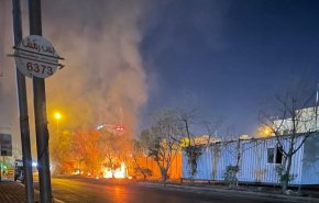 شاهد.. احتجاجات وأعمال حرق قرب القنصلية الإيرانية في كربلاء 
