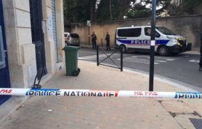 الشرطة الفرنسية تقتل امرأة بعد طعنها رجل أمن!
