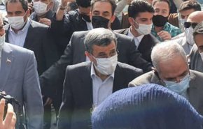 آغاز روز دوم ثبت نام داوطلبان ریاست جمهوری/محمود احمدی نژاد برای ثبت نام در انتخابات وارد وزارت کشور شد