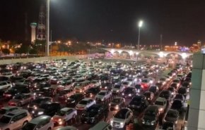 آلاف الشباب السعوديين يتجهون للبحرين عبر جسر الملك فهد.. ماذا يوجد هناك؟