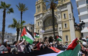 تونسيون يحاولون اقتحام البرلمان تضامنا مع الفلسطينيين

