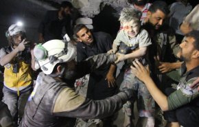 شاهد.. صدمة طفل أخرج من تحت الأنقاض في غزة

