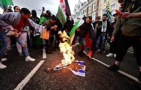 آتش در پرچم اشغالگران مقابل سفارت صهیونیست‌ها در لندن