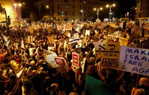 مئات الاسرائيليين يتظاهرون قرب مقر اقامة نتنياهو مطالبين باستقالته