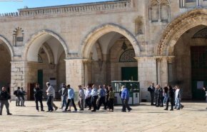 مستوطنون يقتحمون باحات الأقصى ويعتدون على المرابطين فيه