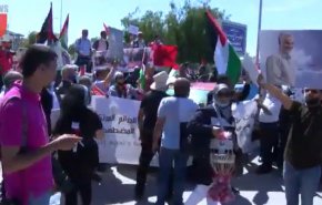 فیلم.. تصاویر شهیدان سلیمانی و مغنیه در تجمع مقابل سفارت آمریکا در تونس
