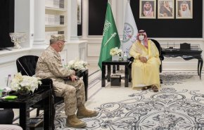 نائب وزير الدفاع السعودي يلتقي قائد القيادة المركزية الأمريكية