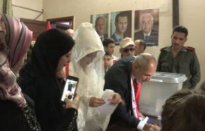 بالفيديو/ عروسان سوريان يدليان بصوتيهما قبيل زفافهما