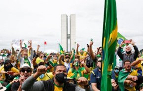 كورونا يجر الآلاف من البرازيليين الى الشوارع ضد الرئيس!
