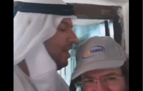 شاهد .. إماراتي يقبّل رأس مستوطن صهيوني احتفاء بزيارته لأبو ظبي