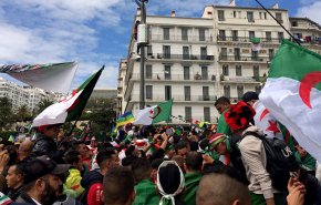 الآلاف يتظاهرون في الجزائر رفضا للانتخابات التشريعية
