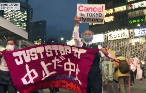 يابانيون يتظاهرون ضد 