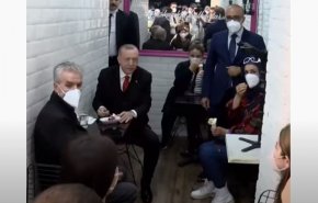 بالفيديو ـ أردوغان يوقف موكبه في مدينة إسطنبول ليتناول 'البوظة'
