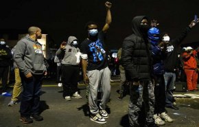 احتجاجات في مينيابوليس بعد قتل الشرطة الأمريكية لمواطن أسود