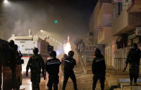 تونس.. احتجاجات في إحدى ضواحي العاصمة إثر وفاة شاب بعد احتجازه