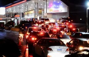 بحران سوخت در لبنان/ ادامه صف‌های طولانی در مقابل پمپ بنزین‌ها

