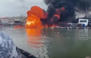 شاهد ..اصابات وفقدان نتيجة انفجار سفينة شحن فى أحد موانئ الفلبين 
