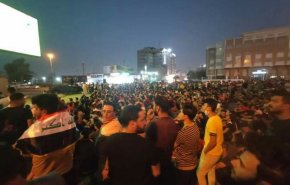 شهروندان عراقی که بصورت جمعی بازی ایران و عراق را تماشا کردند + عکس