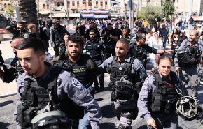 شاهد:الاحتلال يستخدم الاف القوات لحماية مسيرة في القدس