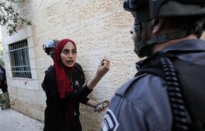 الاعتداء على الناشطة الفلسطينية منى الكرد واعتقالها