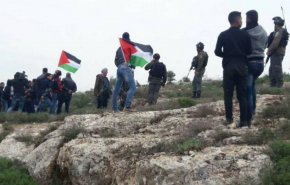 شبان فلسطينيون يحرقون معدات للاحتلال في بيتا جنوب نابلس