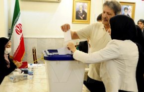الإيرانيون بسورية يدلون بأصواتهم في الانتخابات الرئاسية الإيرانية
