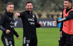 شاهد بالفيديو لاعبو الأرجنتين يفاجئون ميسي بعيد ميلاده 

