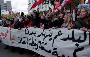 عودة الاحتجاجات إلى شوارع لبنان بعد ارتفاع قياسي جديد لسعر صرف الدولار

