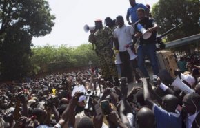 الآلاف في بوركينا فاسو يحتجون ضد 