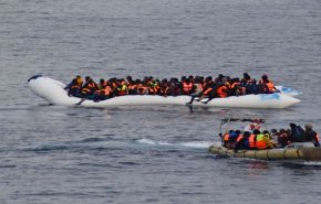 مصرع العشرات من المهاجرين الأفارقة جراء غرق سفينتهم 