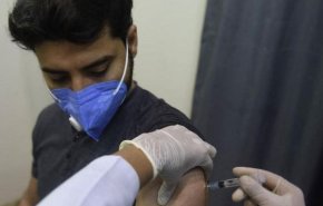 مئات الباكستانيين يقتحمون مركزا طبيا للمطالبة بأخذ لقاح كورونا
