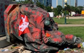 معترضان کانادایی مجسمه ملکه فعلی و پیشین انگلیس را سرنگون کردند + تصاویر
