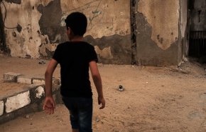 شاهد: جنود الاحتلال يطلقون النار على طفل فر منهم
