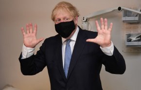 رئيس الوزراء البريطاني يعلن قرارا جديدا بشأن ارتداء الكمامة