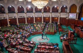 البرلمان التونسي يعاقب نائبين اعتديا على عبير موسى