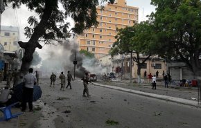 بينهم إمرأة.. 8 قتلى بتفجير انتحاري استهدف مسؤولا كبيرا في شرطة الصومال