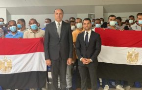 السفارة المصرية بطرابلس تعيد 140 مصريا عالقا في ليبيا